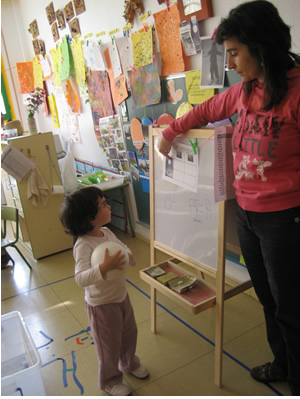 maestra con pequeña científica