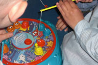 Jugamos con un juego comercial de pesca a través de imanes.