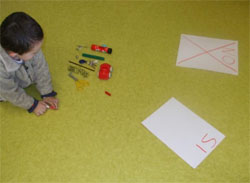 Un niño experimenta con un imán y diversos objetos que se pueden encontrar en clase