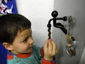 Experimentamos el magnetismo inducido utilizando clips y monedas, entre otros objetos.