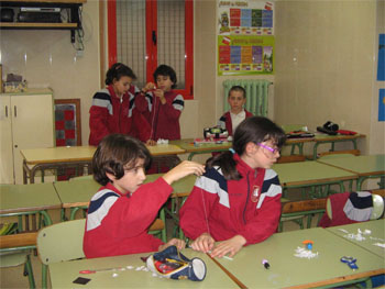 Grupos de trabajo organizando los experimentos con los clips metálicos.