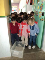 Imagen de los niños/as cuando reciben en la puerta la tierra y las conchas que deja el Capitán mosquito