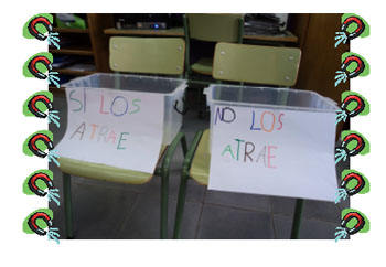 DOS CAJAS GRANDES PARA CLASIFICAR LOS OBJETOS SEGÚN "SI LOS ATRAE" O SI " NO LOS ATRAE"