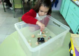Imagen de una niña comprobando en la mesa de observación