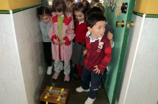 Imagen de los niños/as observando el cofre pirata