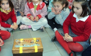 Imagen de los niños/as observando el cofre pirata