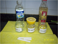 Materiales del experimento: agua, vinagre, zumo de limón. bicarbonato y tizas. Materiales del experimento: agua, vinagre, zumo de limón. bicarbonato y tizas.