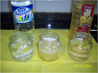 Experimentamos qué pasa con las tizas. Introducimos una tiza en cada vaso.