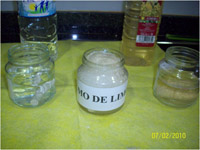 Analizamos los resultados. De izda a dcha: Tiza introducida en agua, en zumo de limón y en vinagre.