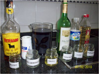 Materiales del experimento: brandy, bicarbonato, orina, vino blanco, agua, vinagre.