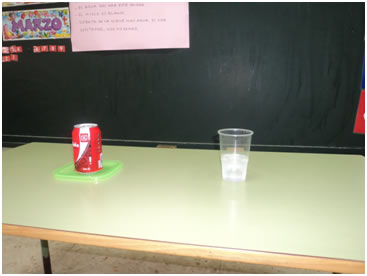 Observamos que sucederá con un vaso contiene agua natural y el otro cubitos de hielo