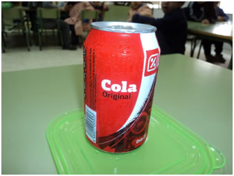 Observamos que ha sucedido con la lata de refresco