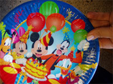 Echamos agua en un plato y comprobamos que el agua es transparente.