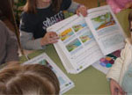 Los alumnos de primaria nos enseñan sus libros de texto.