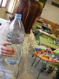 El agua no tiene forma, adopta la forma del recipiente.