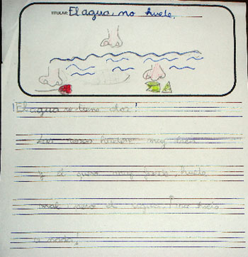 El agua no huele. !El agua no tiene olor! Las rosas huelen muy bien y el queso huele muy fuerte pero el agua no huele a nada!