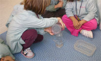 Juntamos los dos vasos y nos damos cuenta de que el agua es transparente