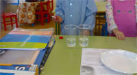 Marcamos el nivel del agua de los dos vasos.