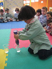 Echamos pintura morada en el vaso de agua