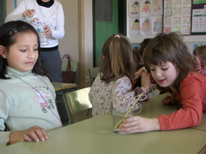 ALUMNAS OBSERVANDO EL FENÓMENO DE LA REFRACCIÓN