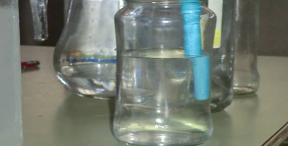 Experimentamos el fenómeno de la refracción de la luz en la interfase aire-agua