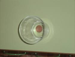 Experimentamos la refracción de la luz utilizando un vaso con agua en el que se ha sumergido una moneda