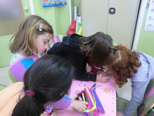 Un grupo de niños/as realizando un mural