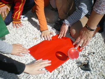 Experimentamos con papeles de diferentes texturas y con los rayos de sol